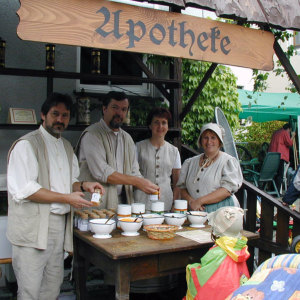 Bild KneippErlebnisHof 2004 - am Apothekenstand wurden Badesalze gemischt